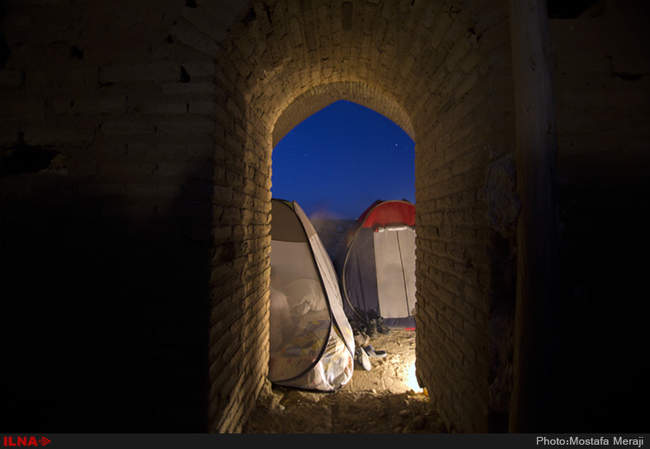 نمای شبانه کاروانسرای دیر گچین، بزرگترین کاروانسرای خشتی گچی ایران 