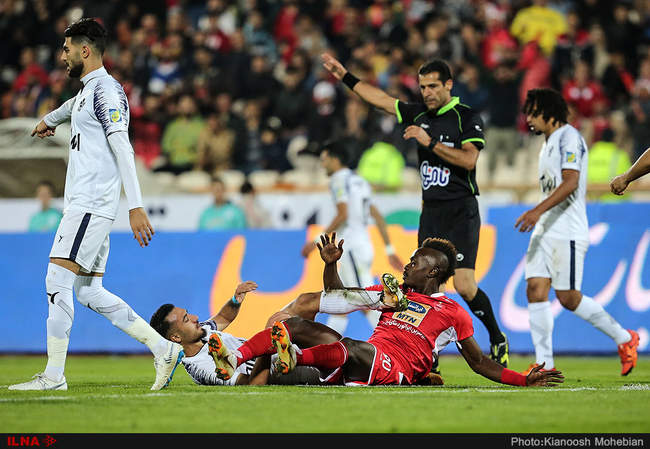 دیدار تیم های فوتبال پرسپولیس و پیکان