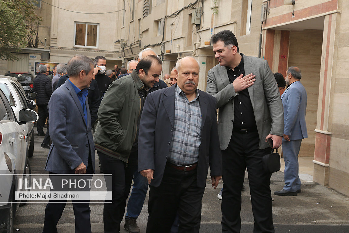  تشییع مرحومه مغفوره «زرین احمدی نژاد»