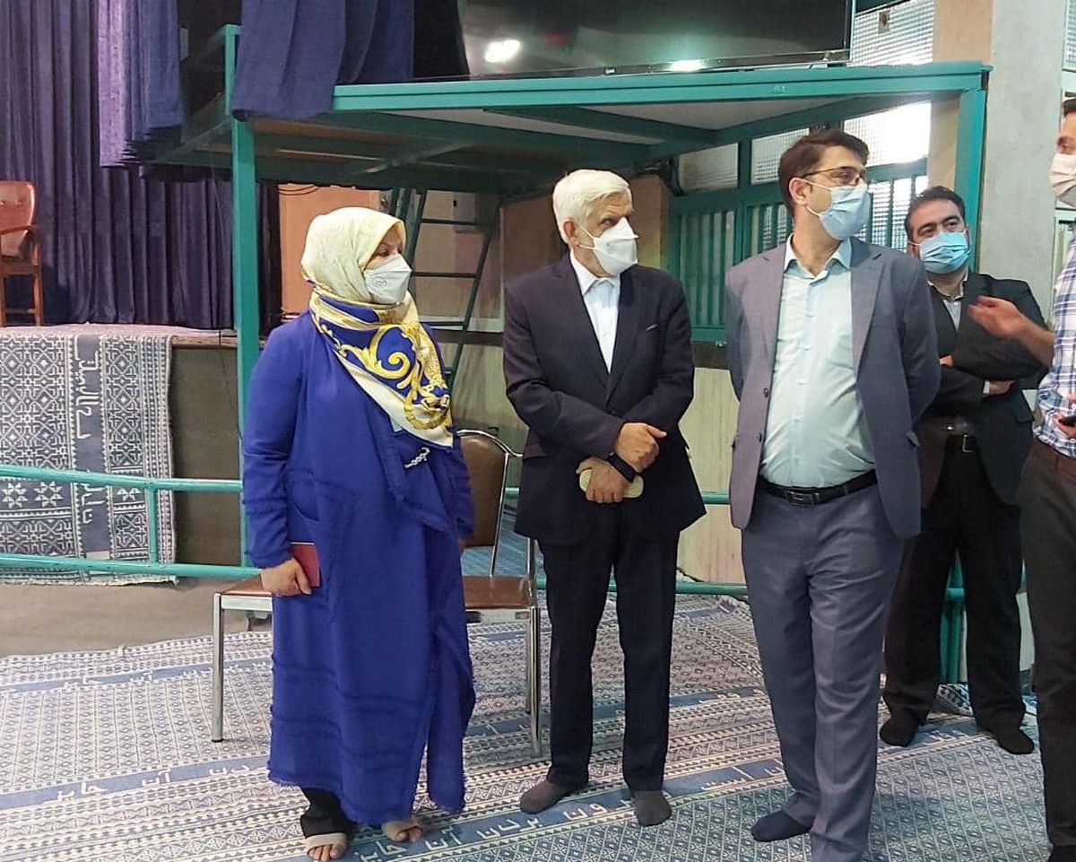 عارف با همراهی همسرش در حسینیه جماران حاضر شد