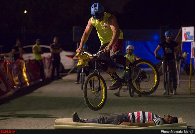 اجرای حرکات نمایشی تاپ رایدر در پارک دولت شهر دزفول