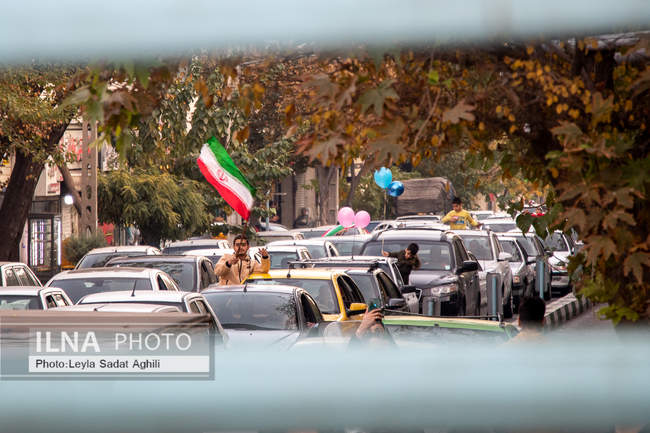 شادی مردم تهران پس از پیروزی تیم ملی فوتبال ایران