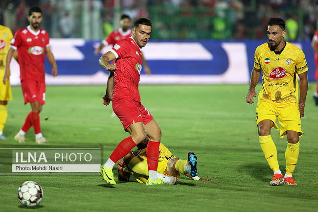 دیدار تیمهای فوتبال پرسپولیس تهران و فجر شهید سپاسی شیراز 