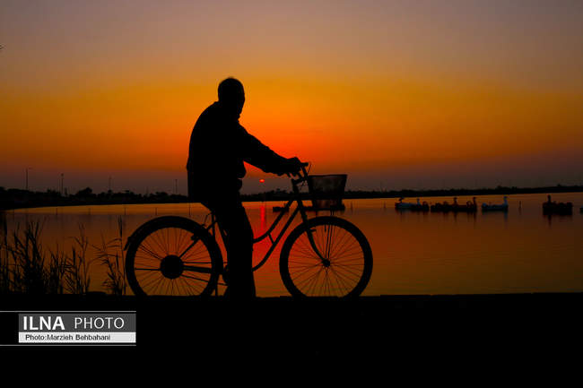 *سایه‌ی غروب در قلب آبادان؛ روایت تصویری از زندگی، نگاه و نفس‌های آخ