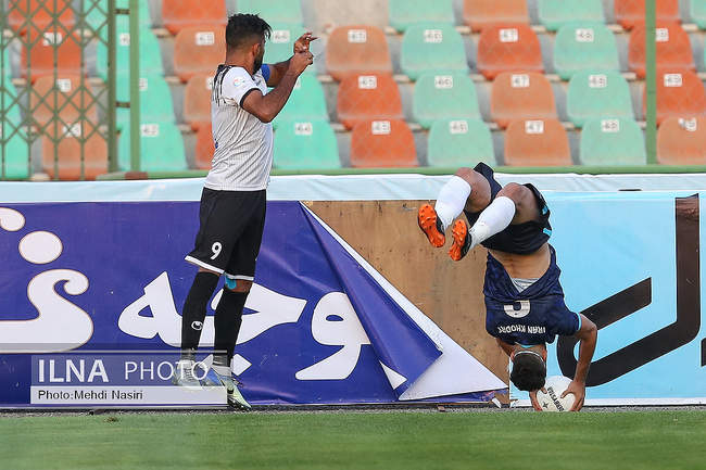 دیدار تیمهای فوتبال پیکان و نفت مسجدسلیمان