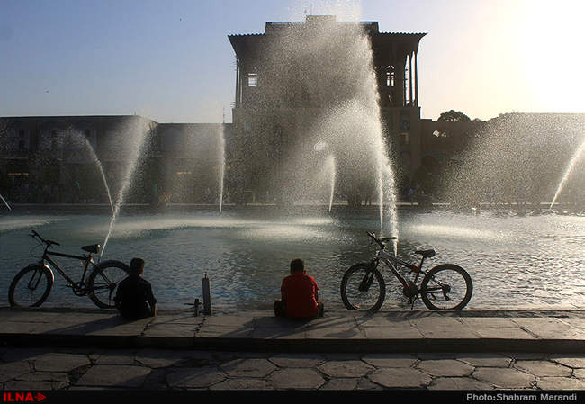 آب بازی کودکان در میدان امام اصفهان