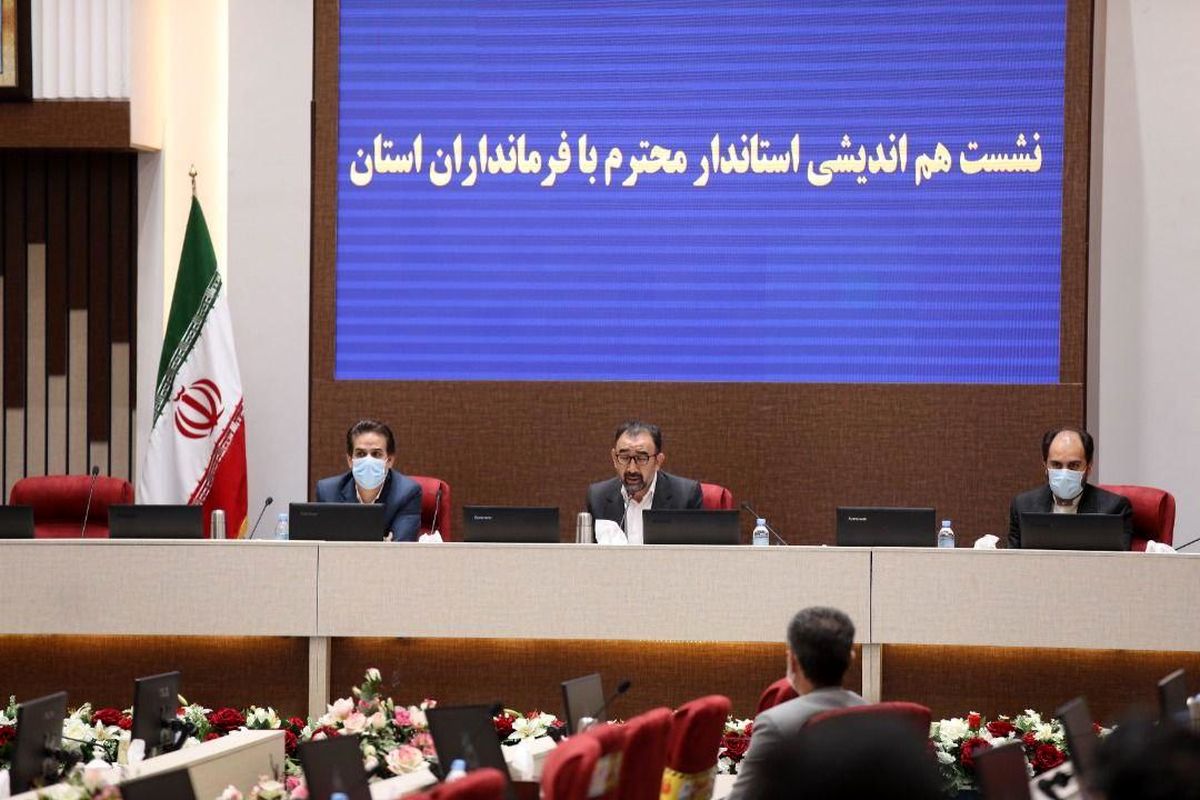 فرمانداران در مواجهه با مردم و دستگاه‌های اجرایی، تشریفات اداری را کنار بگذارند