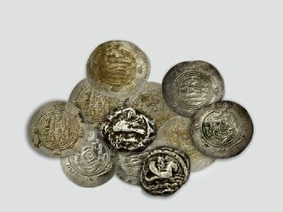 مجموعه‌دار تهرانی ۵۰۰ سکه تاریخی به موزه رضوی اهدا کرد