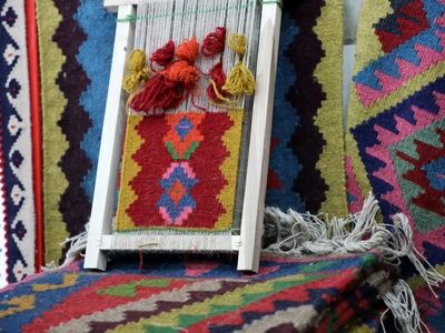 تندیس نماد شهر ملی گلیم عنبران نمین رونمایی می‌شود