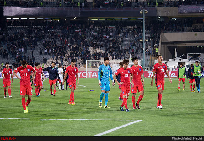 مسابقه فوتبال بین دوتیم ایران و کره جنوبی
