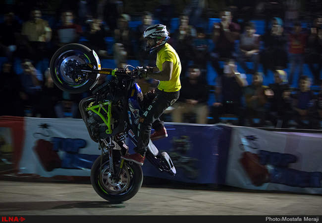 حرکات نمایشی انفرادی موتور ریس توسط سامان قنبرزاده قهرمان آسیا در پا