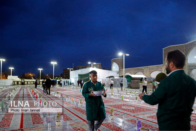 پذیرایی افطار از زائران در ورودی حرم امام رضا(ع)
