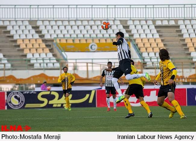 بازی صبای قم و سپاهان اصفهان در ورزشگاه یادگار امام شهر قم