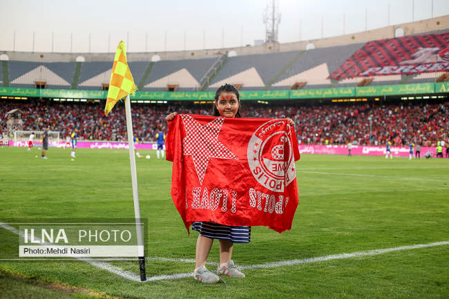 تصاویری از اولین حضور بانوان پرپسولیسی در لیگ برتر فوتبال در ورزشگاه