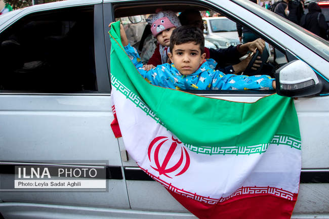 شادی مردم تهران پس از پیروزی تیم ملی فوتبال ایران