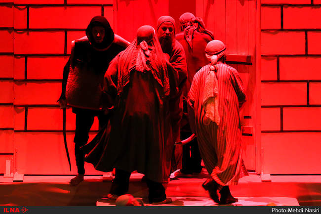 نمایش«مردی در آینه»