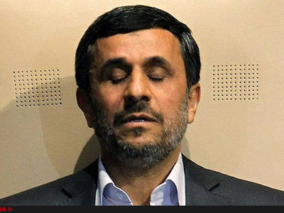 دستان احمدی‌نژاد روی شانه‌های منتقدان روحانی+عکس