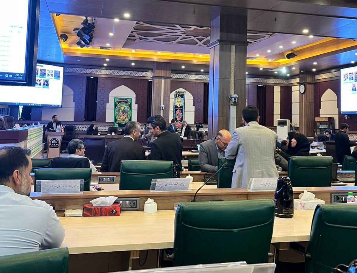 تأخیر در صحن علنی به دلیل حضور عضو تعلیقی
