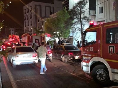مصدومیت یک آتش‌نشان در جریانِ آتش‌سوزیِ مرکز اقامتی قم