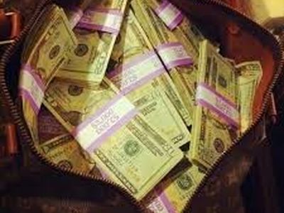 تحویل کیف حاوی یک میلیارد تومان توسط پاکبان خوش‌قلب/فیلم