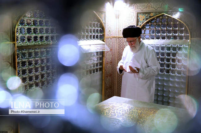غبارروبی مضجع مطهر حضرت امام رضا (ع)