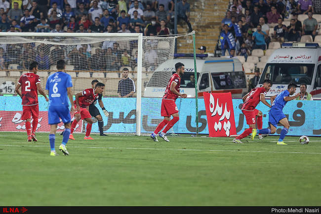 دیدار تیمهای استقلال تهران و تراکتورسازی تبریز