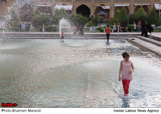  آب‌ بازی کودکان در میدان امام اصفهان