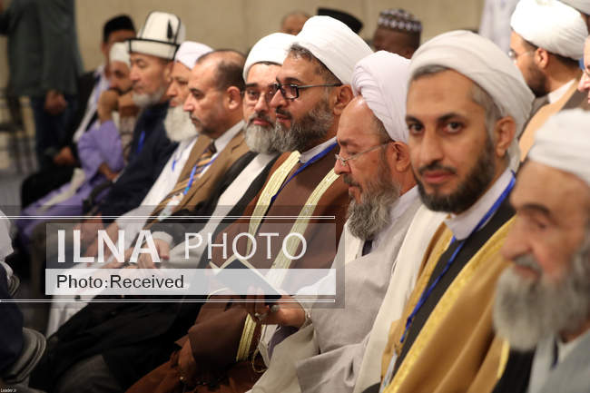 دیدار جمعی از مردم، مسئولان و مهمانان کنفرانس وحدت اسلامی با مقام مع