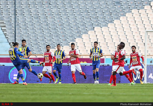 دیدار تیم های فوتبال پرسپولیس تهران و گسترش فولاد تبریز