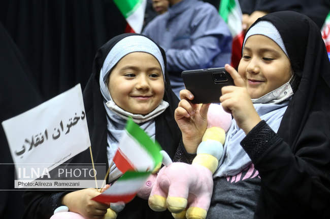 اجتماع دختران انقلاب