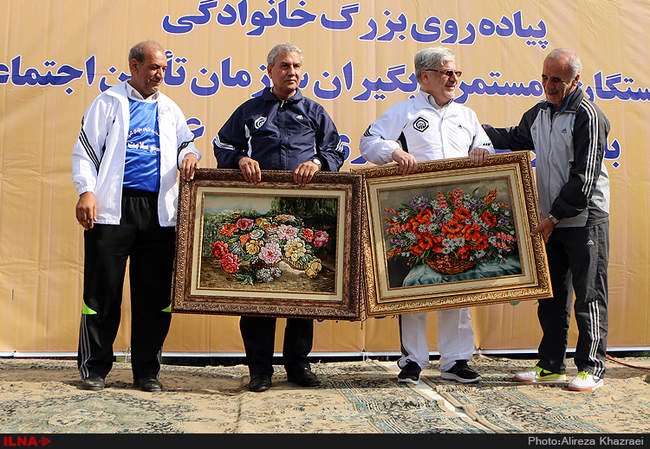 پیاده روی بازنشستگان سازمان تامین اجتماعی به همراه وزیر کار و امور ا