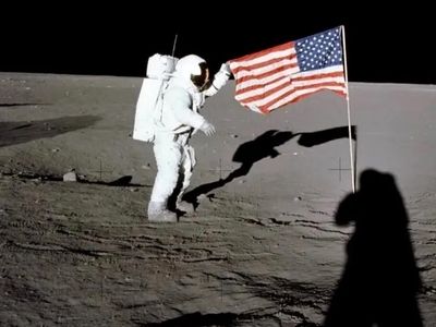 پرچم آمریکا هنوز بر روی ماه پابرجاست؟