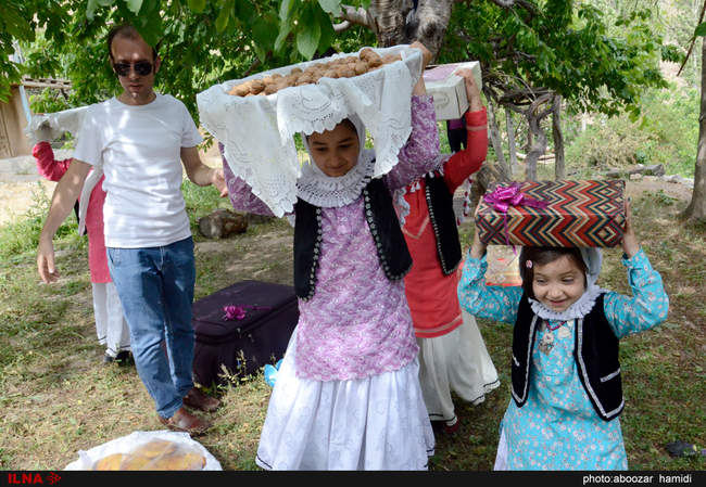 مراسم عیدی بران (بردن هدیه برای نوعروس) در روستاهای گیلان‎