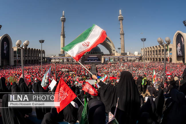 اقامه نماز بر پیکر رهبر شهید انقلاب در مصلای تهران/ 8