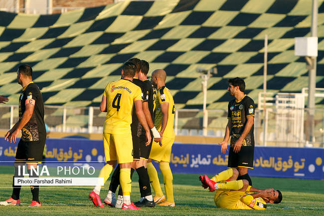 دیدارتیم های فوتبال فجرشهیدسپاسی شیراز و سپاهان اصفهان