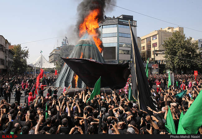 مراسم خیمه سوزان روز عاشورا در بازار تهران
