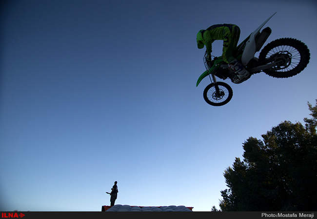 اجرای حرکات نمایشی تاپ رایدر در پارک ملت شهر کرد