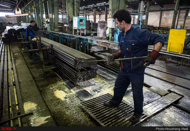 سایه های خمیده کارگران را دریابیم