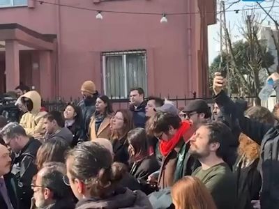 هم اکنون مقابل دادگاه استانبول پس از صدور حکم زندان اکرم امام اوغلو شهردار + فیلم