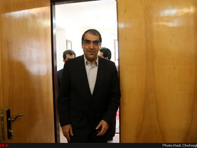 وزیر بهداشت: متأسفانه با فرهنگ‌مطالعه بیگانه‌ایم/ به جای تابلو، کتاب به من هدیه بدهید!