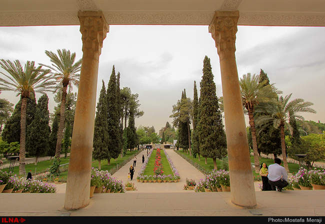 حال و هوای نوروزی آرامگاه حافظ و سعدی دو شاعر بلند آوازه ایرانی