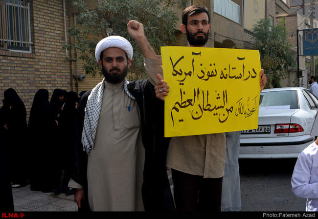 تجمع دلواپسان برجام مقابل دفتر علی لاریجانی در قم