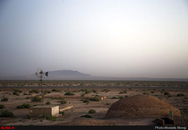 نمای شبانه کاروانسرای دیر گچین، بزرگترین کاروانسرای خشتی گچی ایران �