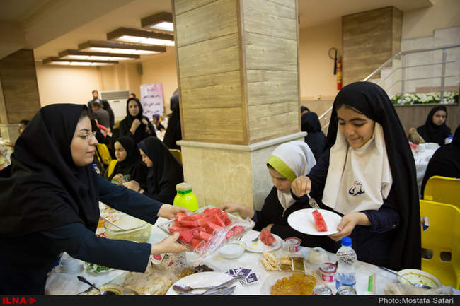 ضیافت افطار رییس جمهور با مددجویان کمیته امداد و بهزیستی