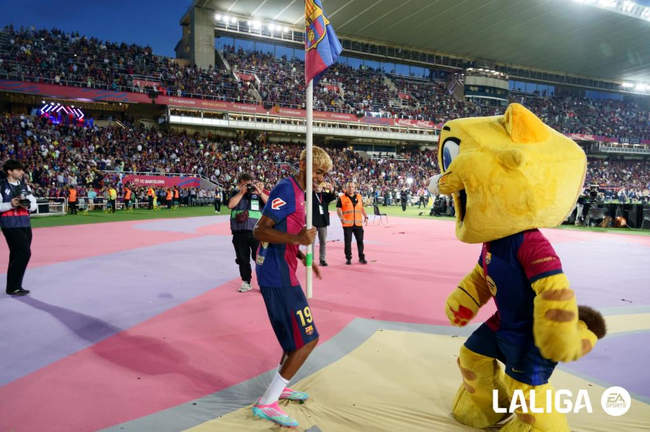گزارش تصویری جشن قهرمانی بارسلونا در لالیگا 25-2024