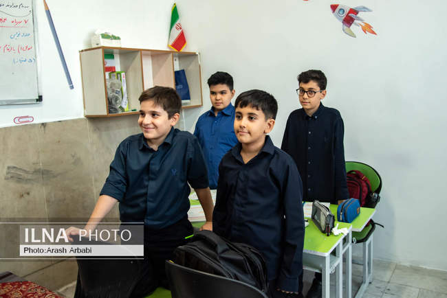 بازدید رییس کنفدراسیون اتحادیه کارمندان بخش عمومی ترکیه از دبستان ا�