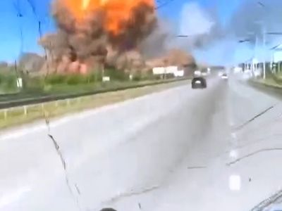 لحظه حمله موشکی روسیه به انبار مهمات در اوکراین + فیلم