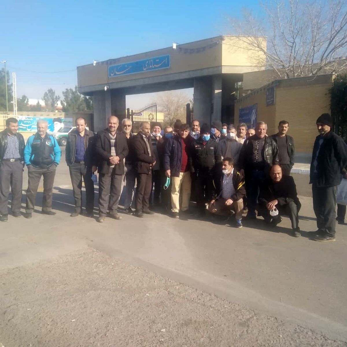 تجمع کارگران رنگین نخ سمنان مقابل استانداری/ هفت سال است بلاتکلیفیم!