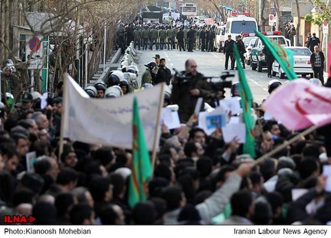 تجمع اعتراضی دانشجویان و مردم مقابل سفارت فرانسه