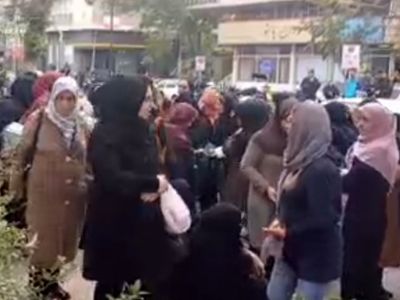 تجمع بازنشستگان فرهنگی ۱۴۰۲ در اعتراض به عدم پرداخت پاداش پایان خدمت مقابل نهاد ریاست جمهوری